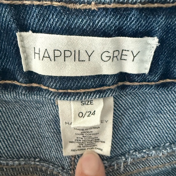 Trendy Frayed Hem Jean Shorts - Picture 3 of 3